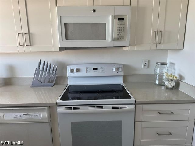 1900 Alamanda DR 303, Naples, FL 34102