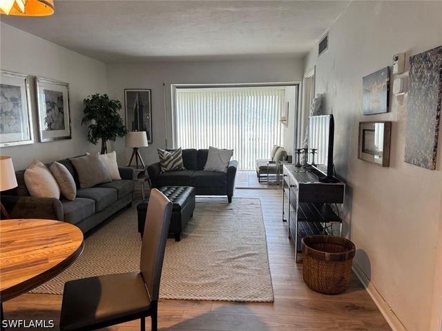 1900 Alamanda DR 303, Naples, FL 34102