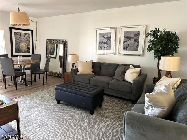1900 Alamanda DR 303, Naples, FL 34102