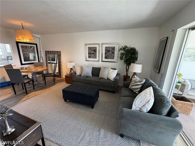 1900 Alamanda DR 303, Naples, FL 34102