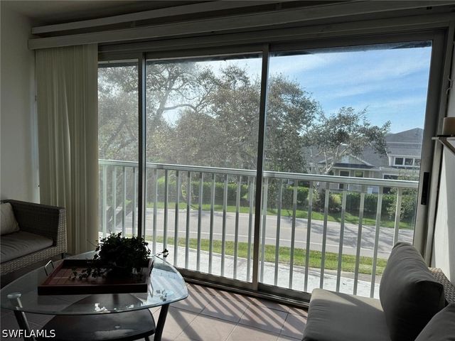 1900 Alamanda DR 303, Naples, FL 34102