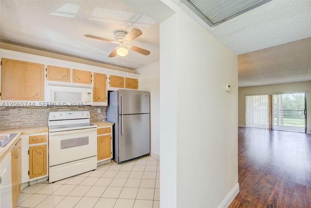 9233 SW 8th St 208, Boca Raton, FL 33428