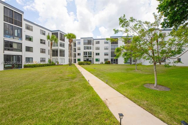 9233 SW 8th St 208, Boca Raton, FL 33428