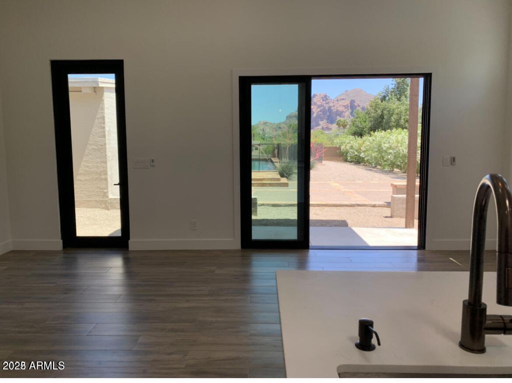 Image 10 of property listing at 3933 E RANCHO Drive, Paradise Valley, AZ 85253