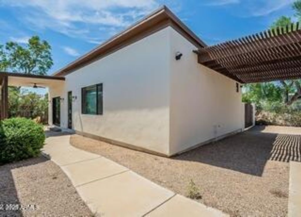 Image 11 of property listing at 3933 E RANCHO Drive, Paradise Valley, AZ 85253