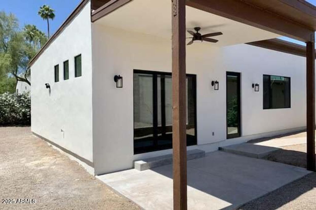 Image 14 of property listing at 3933 E RANCHO Drive, Paradise Valley, AZ 85253