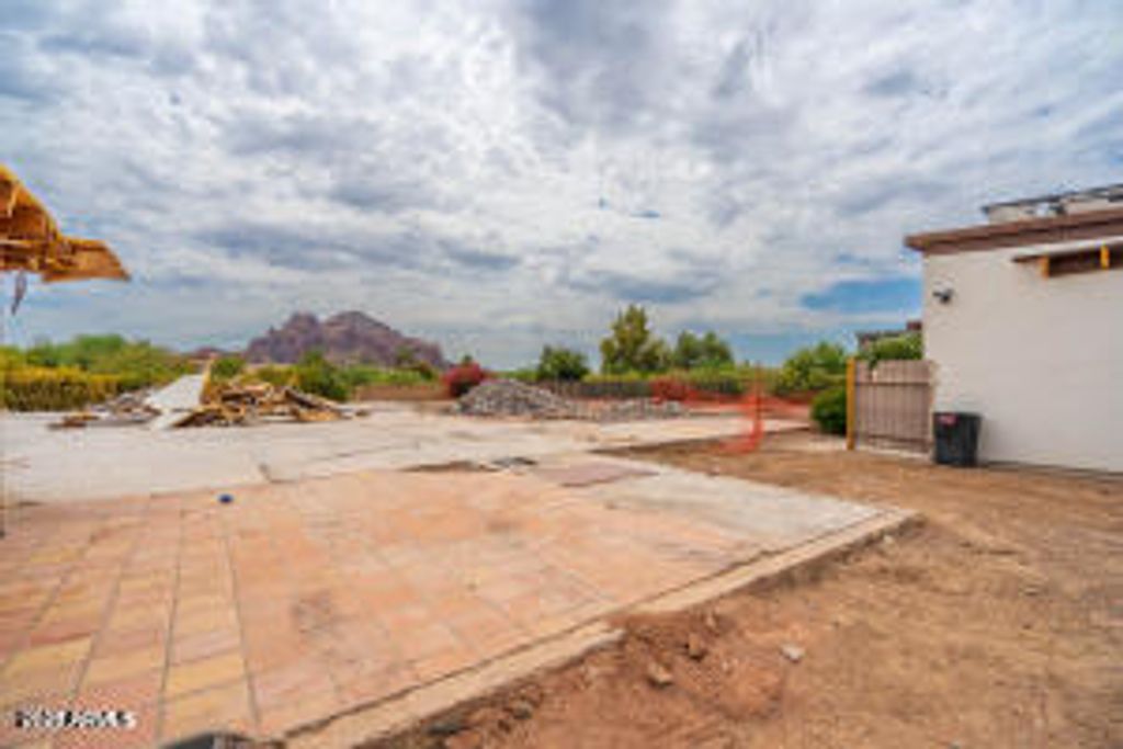 Image 2 of property listing at 3933 E RANCHO Drive, Paradise Valley, AZ 85253