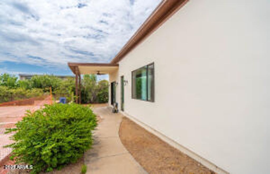 Image 3 of property listing at 3933 E RANCHO Drive, Paradise Valley, AZ 85253