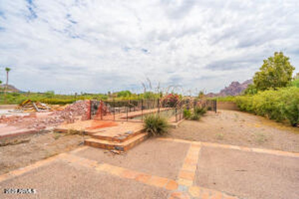 Image 4 of property listing at 3933 E RANCHO Drive, Paradise Valley, AZ 85253