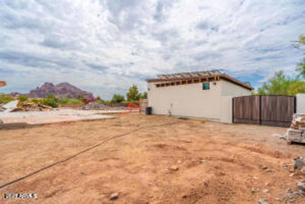 Image 5 of property listing at 3933 E RANCHO Drive, Paradise Valley, AZ 85253