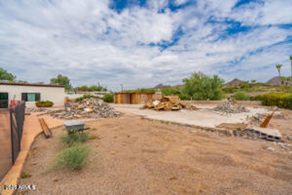 Image 6 of property listing at 3933 E RANCHO Drive, Paradise Valley, AZ 85253