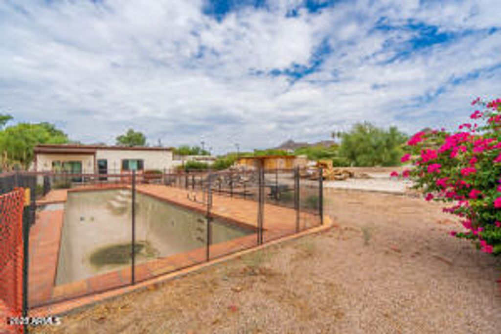 Image 7 of property listing at 3933 E RANCHO Drive, Paradise Valley, AZ 85253