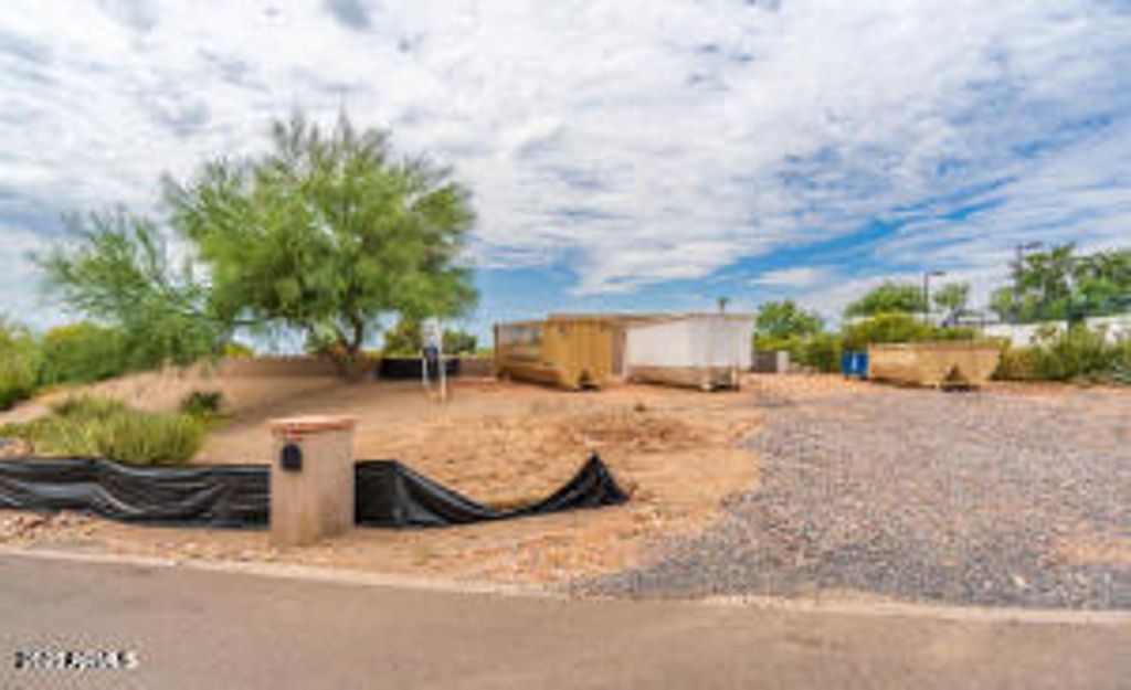 Image 8 of property listing at 3933 E RANCHO Drive, Paradise Valley, AZ 85253
