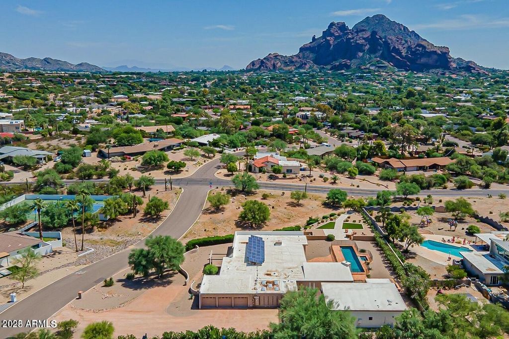 Image 9 of property listing at 3933 E RANCHO Drive, Paradise Valley, AZ 85253