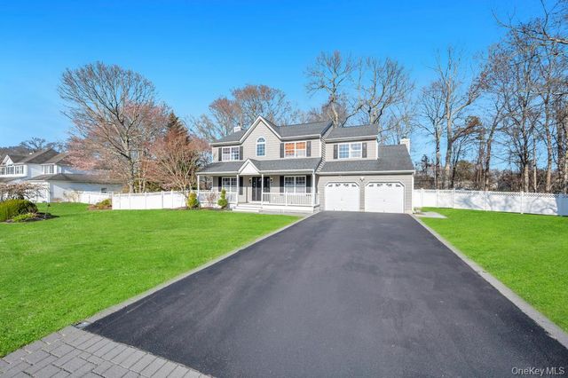 29 Harwood Way, Coram, NY 11727