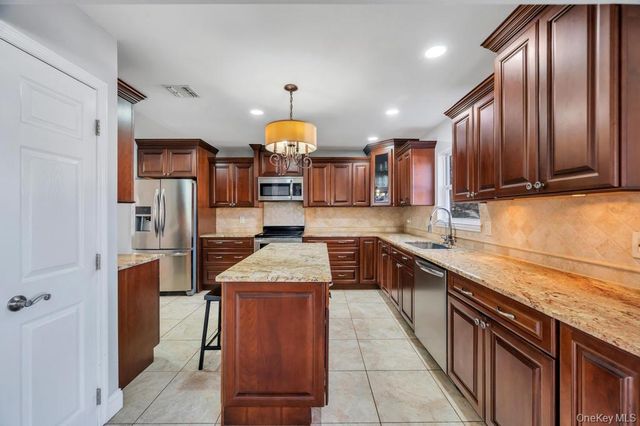 29 Harwood Way, Coram, NY 11727