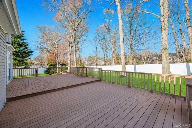 29 Harwood Way, Coram, NY 11727