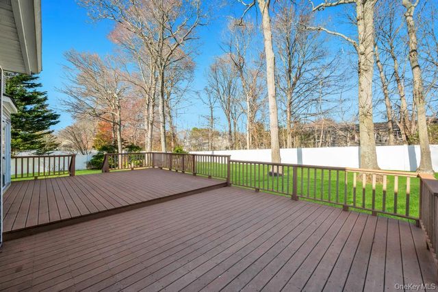 29 Harwood Way, Coram, NY 11727