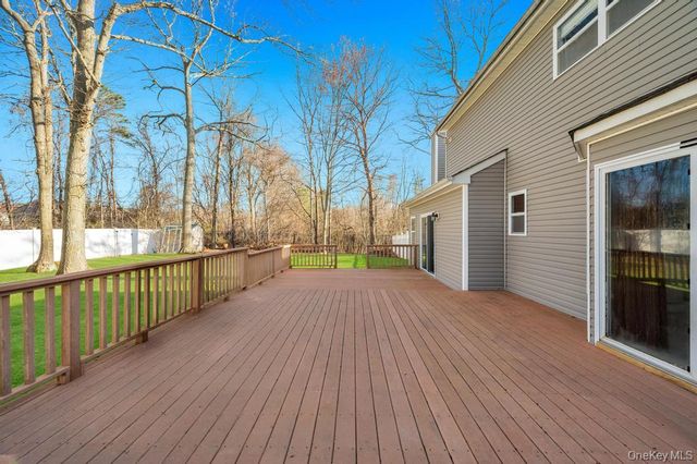 29 Harwood Way, Coram, NY 11727