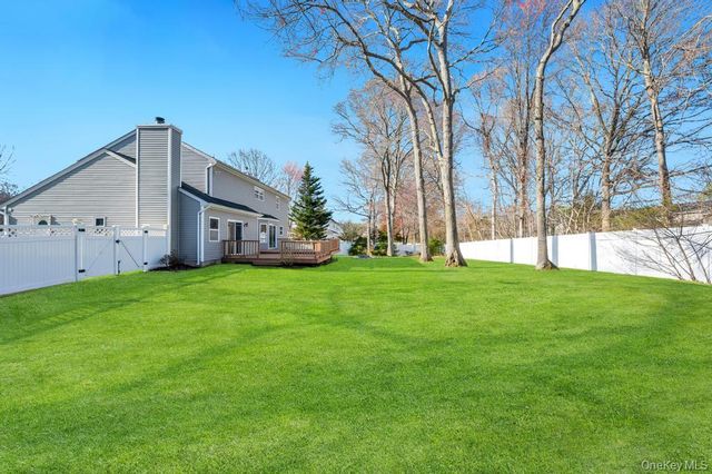 29 Harwood Way, Coram, NY 11727