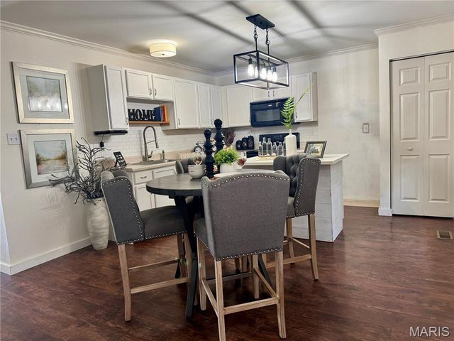 1242 Oakholt Court, Herculaneum, MO 63048