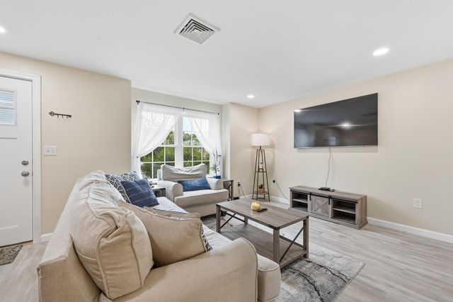 107 Franklin Street Ext Unit 8, Derry, NH 03038