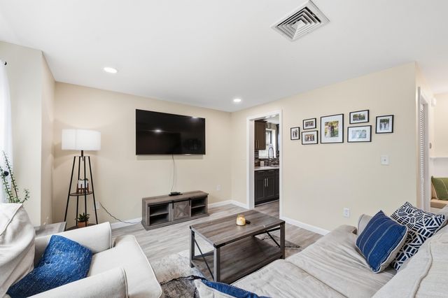 107 Franklin Street Ext Unit 8, Derry, NH 03038