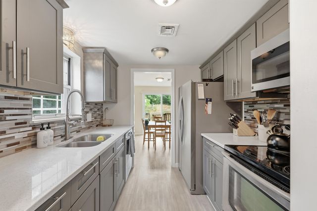 107 Franklin Street Ext Unit 8, Derry, NH 03038
