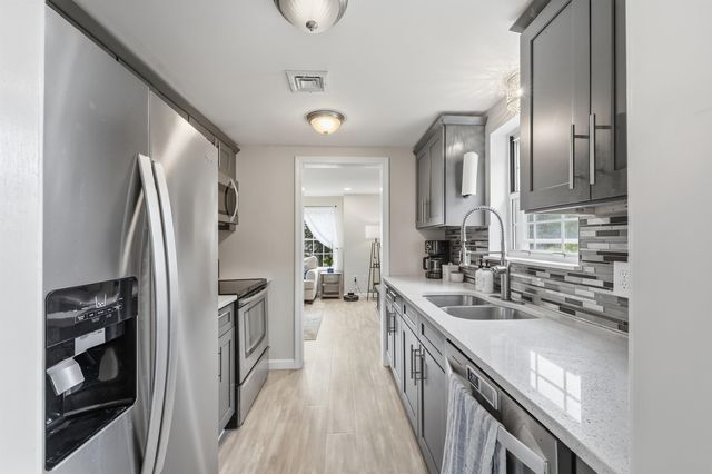 107 Franklin Street Ext Unit 8, Derry, NH 03038