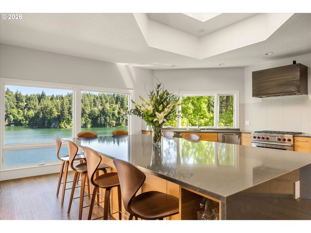 2470 SUMMIT Ct, Lake Oswego, OR 97034