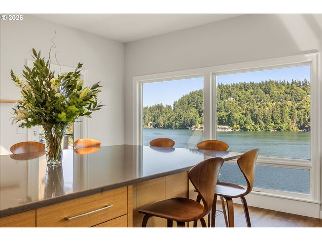 2470 SUMMIT Ct, Lake Oswego, OR 97034