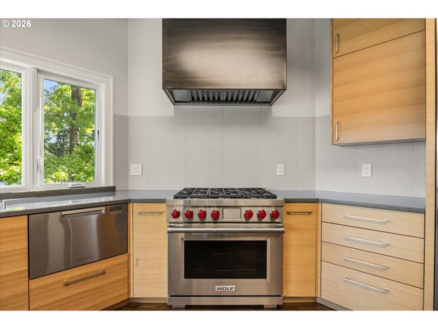 2470 SUMMIT Ct, Lake Oswego, OR 97034