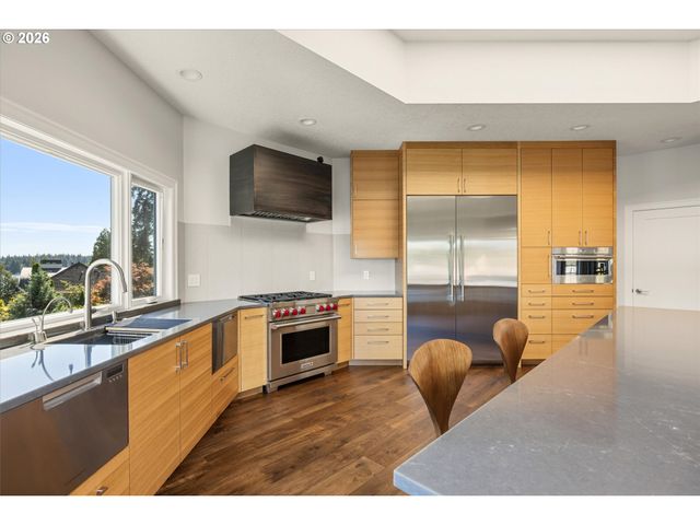 2470 SUMMIT Ct, Lake Oswego, OR 97034
