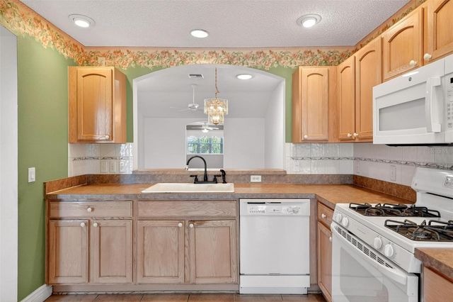 1305 LA ESTRELLITA WAY, The Villages, FL 32162