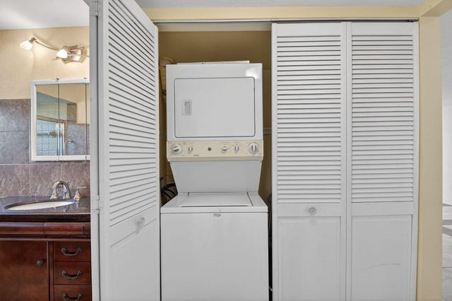 374 Bennington Lane, Lake Worth, FL 33467