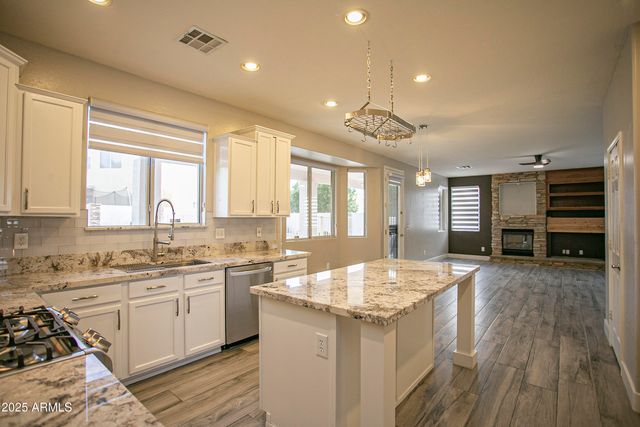 7033 W HONEYSUCKLE Drive, Peoria, AZ 85383