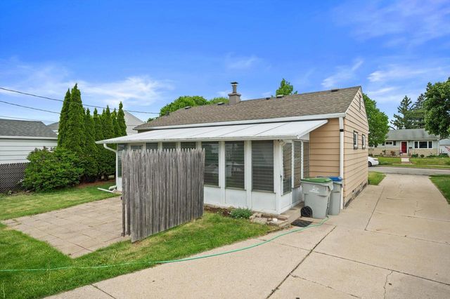 6517 W Lakefield DRIVE, Milwaukee, WI 53219