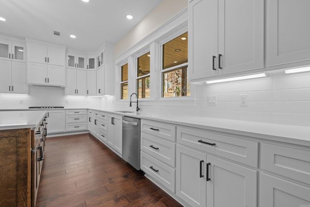 7000 Rolling Manor Drive, Benton, AR 72019