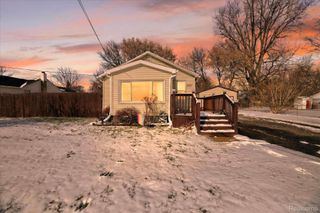 2371 E Parkwood Avenue, Burton, MI 48529