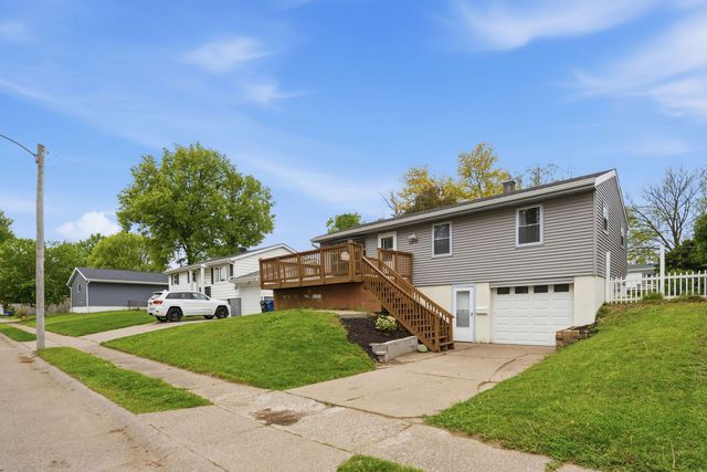 2218 N Hazelwood Avenue, Davenport, IA 52804