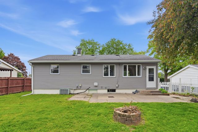 2218 N Hazelwood Avenue, Davenport, IA 52804