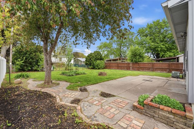 2218 N Hazelwood Avenue, Davenport, IA 52804