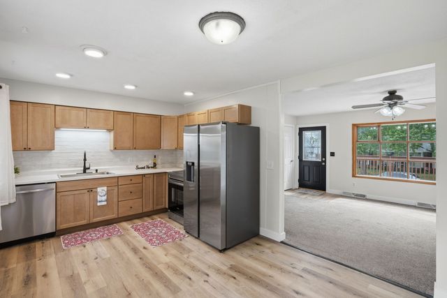 2218 N Hazelwood Avenue, Davenport, IA 52804