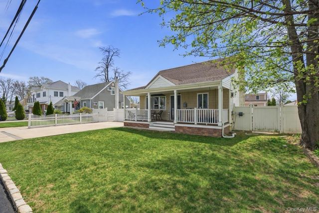 287 43rd Street, Lindenhurst, NY 11757