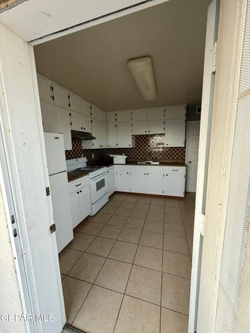 3820 SAVANNAH Avenue B, El Paso, TX 79930