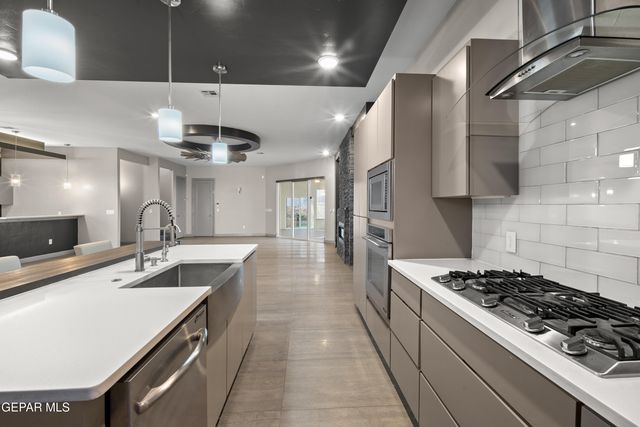 421 S FESTIVAL Drive, El Paso, TX 79912