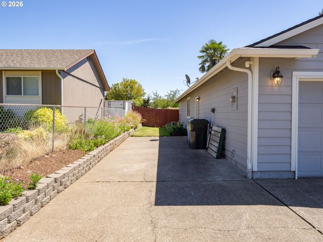 5484 MIDDLECREST Ct S, Salem, OR 97306