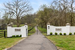 1395 Roy Sellers Rd, Columbia, TN 38401