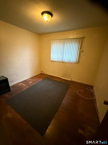 11 Flaum Drive, West Haven, CT 06516