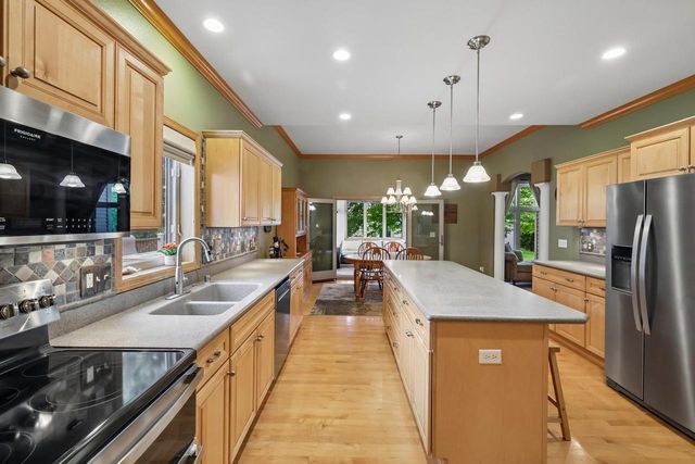 610 Pleasant Valley Parkway, Waunakee, WI 53597